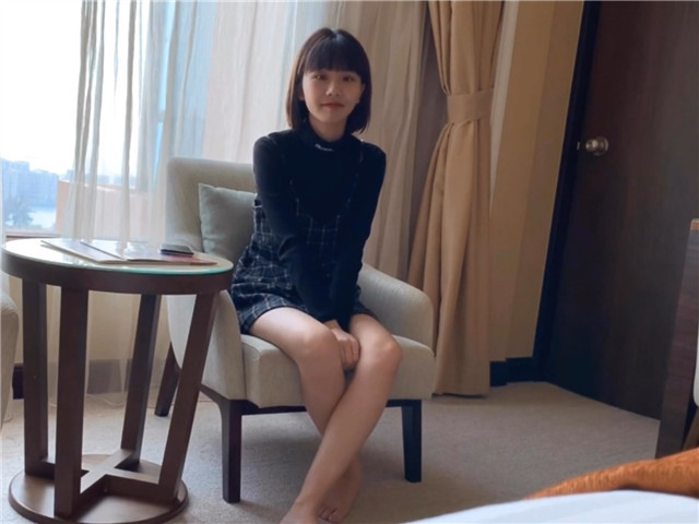 清纯漂亮学生妹为了出国读书下海拍片赚钱�