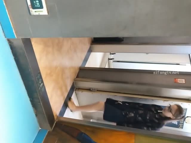 尾随跟踪多名女子偷拍上厕所�