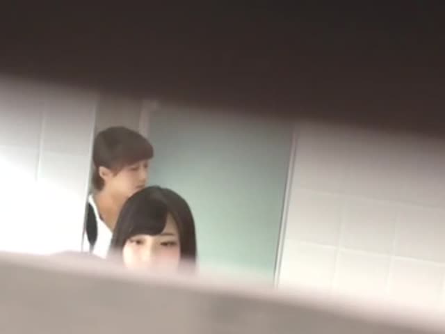 多视角偷拍年轻漂亮学生妹方便