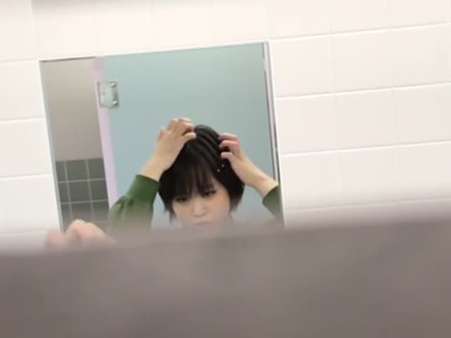 多视角偷拍年轻漂亮学生妹方便