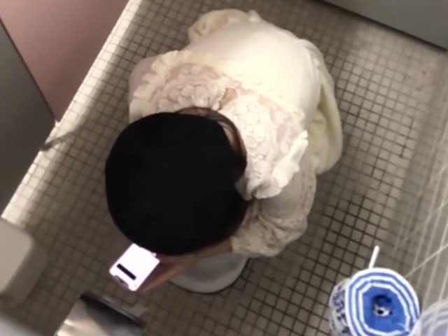 多视角偷拍年轻漂亮学生妹方便