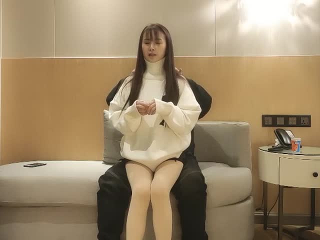 正宗白皙美腿美少女,脸蛋儿长得像个洋娃娃