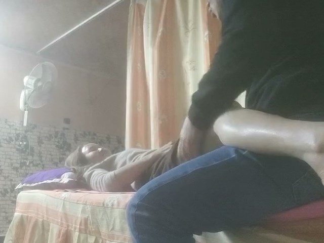 【搞沐足良家】按摩女技师不好好按摩 按到鸡巴来�