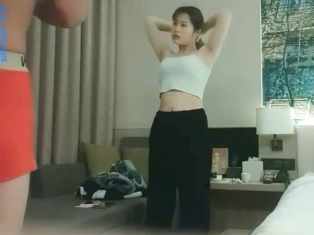 【利哥探花】战神出击2天搞了6位女神 中途拔套被发现了�