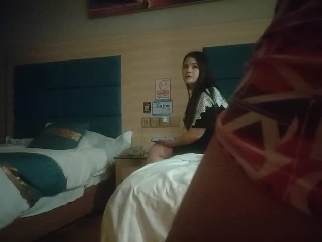 大叔深夜叫来个大波浪小姐,他妈的事还挺多, 干不就完了�