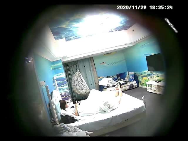 酒店偷拍情侣开房丰满的短发女人味御姐�