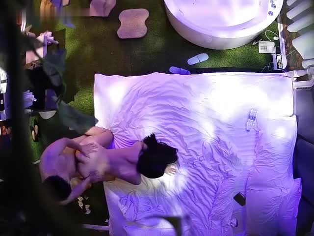 主题套房上帝视角欣赏2对热恋小情侣激情造爱