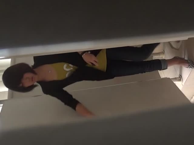 学生MM厕所跟拍