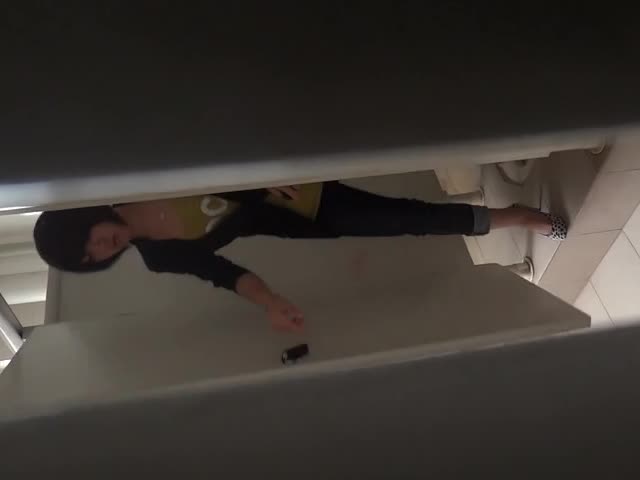 厕所偷拍绝对是大美女 不用说了�