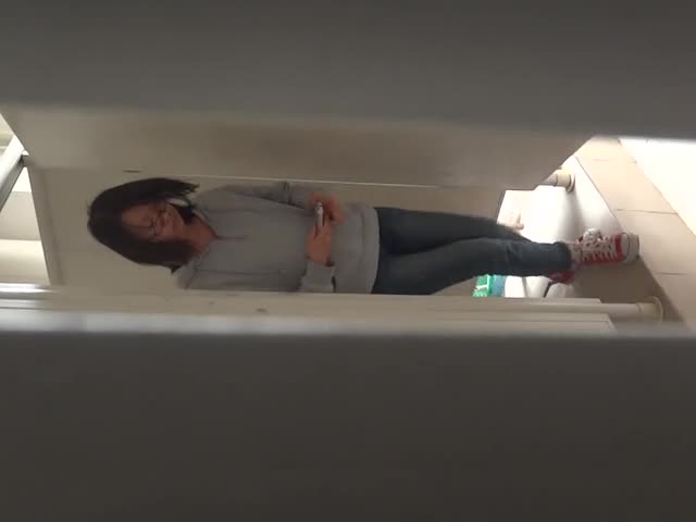 厕所偷拍绝对是大美女 不用说了