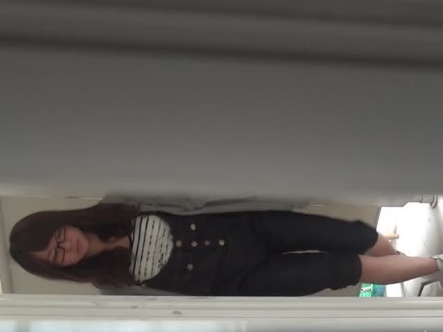 厕所偷拍绝对是大美女 不用说了