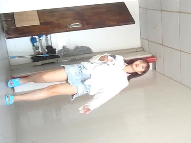 女厕偷拍8名美女,百里挑一�