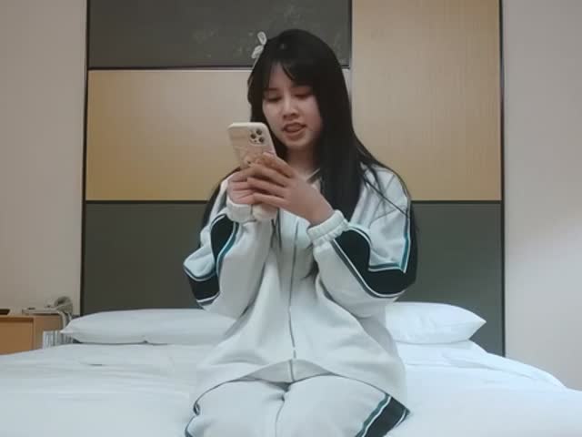 大胸萝莉妹妹,刚换了最新iPhone好开心�