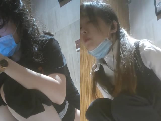 脱下内裤急着尿尿