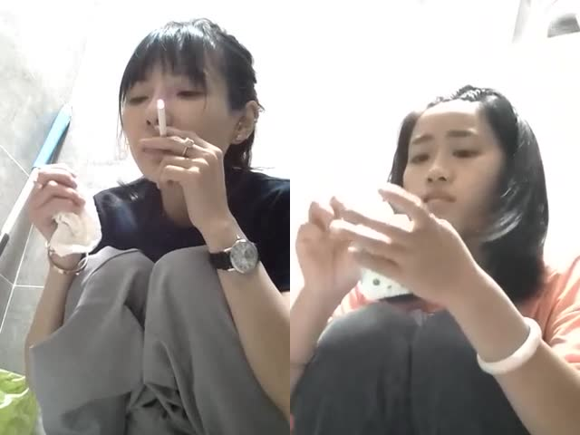 脱下内裤急着尿尿