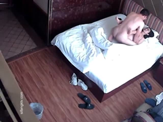 偷拍眼镜白领姐姐和男上司开房