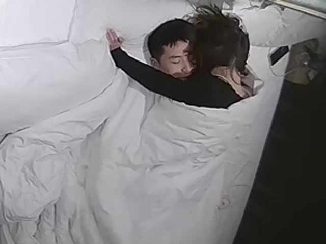 大奶妹被猥琐老乡骗去开房啪啪 