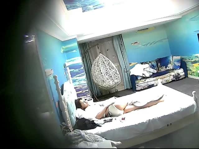 丰满的短发女人味御姐�
