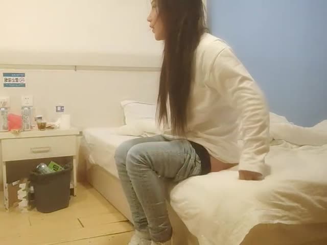 卖淫的皮条客把介绍的卖淫女送到房间,真是不错的巨乳妹子�
