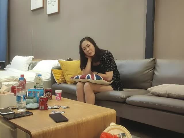 两小伙搞骚熟女,吸奶扣穴齐上场�