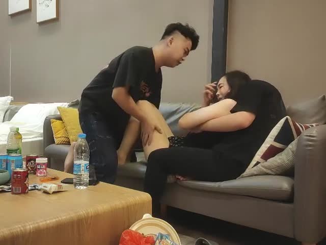 两小伙搞骚熟女,吸奶扣穴齐上场