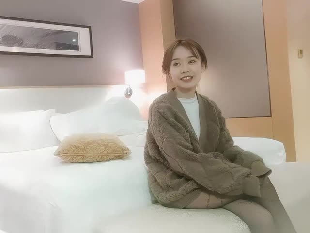 小伙酒店约操超甜学生兼职妹�