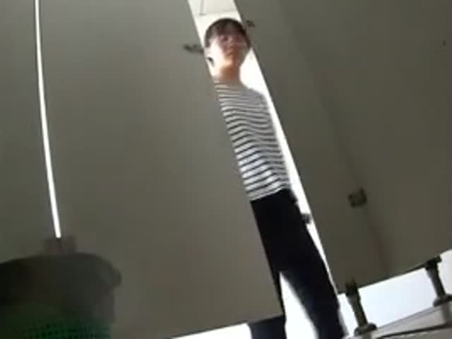 某大学校园公共女厕拍