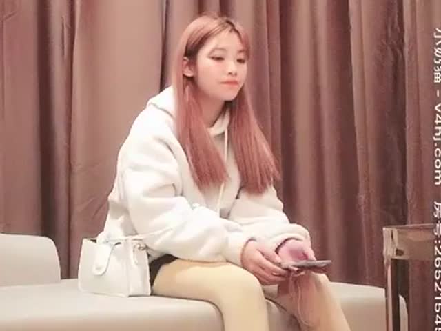 大屌哥约操漂亮短裙美女,迫不及待撩起衣服舔奶,手指猛扣骚穴�