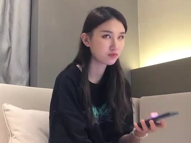 身材一米七几的九头身高个子长腿女神,超模般冷艳的脸蛋儿,走T台肯定很有气势�