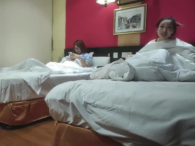 寻欢两男两女约了个少妇激情大战,进行第二炮4P啪啪�