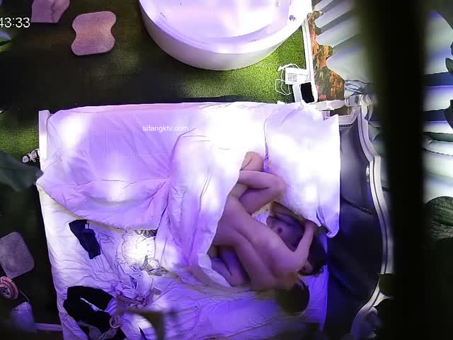 四月新流出情趣酒店浴缸房上帝视角偷拍