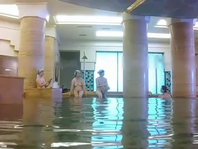 溫泉洗浴會所洗澡的各種美女�