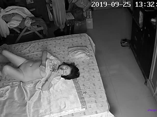 性奋干正在玩手机的媳妇�
