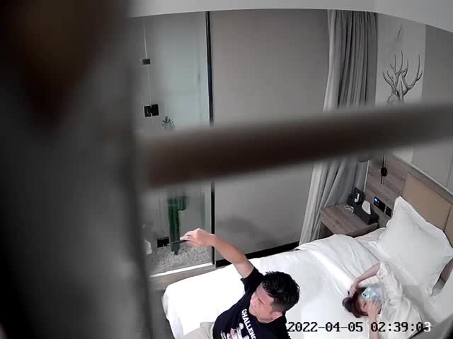 纹身小哥被美乳少妇