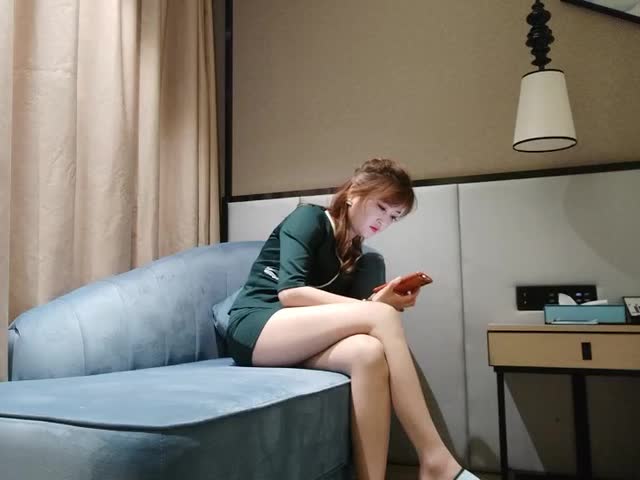 疗店勾搭女技师,带回酒店操逼…�