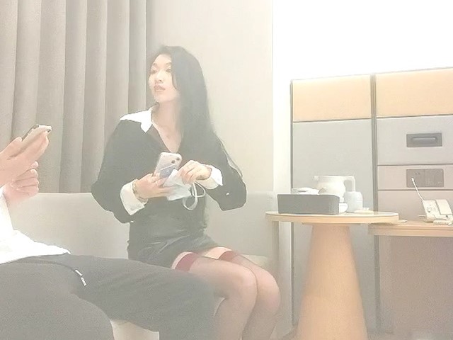 哥现在只是个传说  超级大长腿女神 淫荡上位骑乘猛坐 侧入屁股大力撞击�
