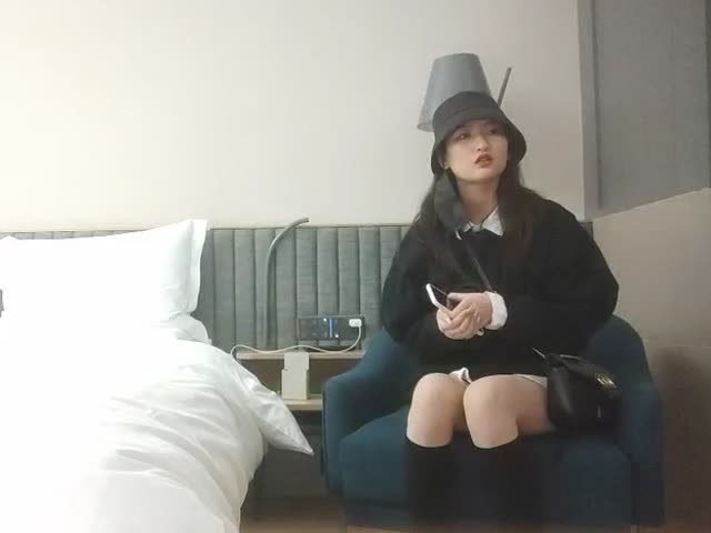 约深夜兼职网红女主播,奶子好大,皮肤好白�