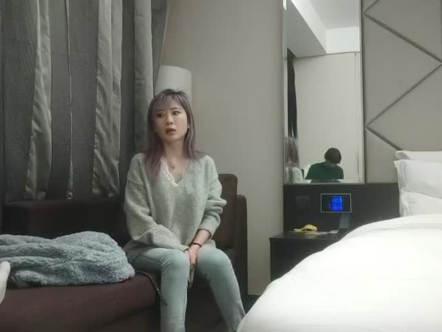 再约牛仔裤美妞,超近视角深喉扣穴,妹子被干到哭了�