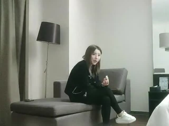 姿色挺不错的少妇,被操一会就要去尿尿,不给去就哭肚子疼�