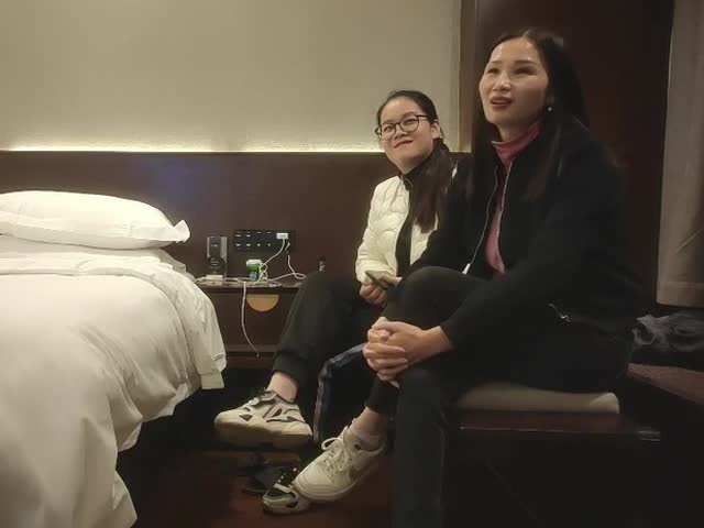 双飞姐妹闺蜜花嫩阿姨,一龙戏二凤,小伙子从来没这样玩过�