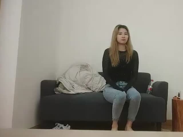 170CM大长腿牛仔裤美妞,有点骚坐在身上扭动屁股�