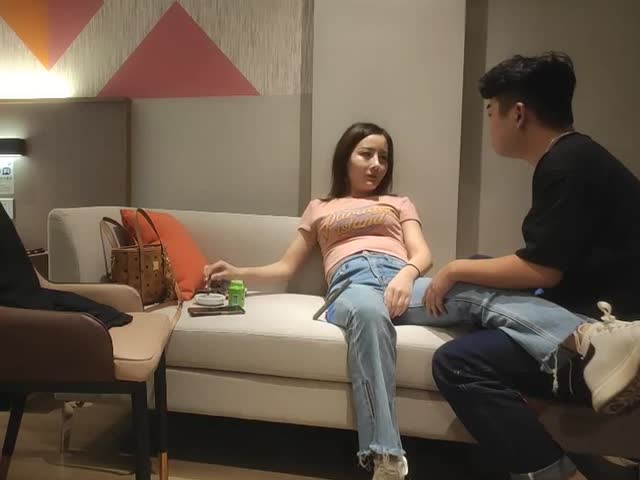 风骚小少妇,先给200消费喜笑颜开 ,隔着内裤自摸起来�
