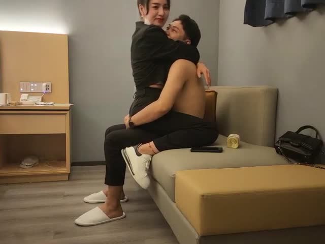 挺漂亮小姐姐3P激情,双男一个舔逼一个插嘴�