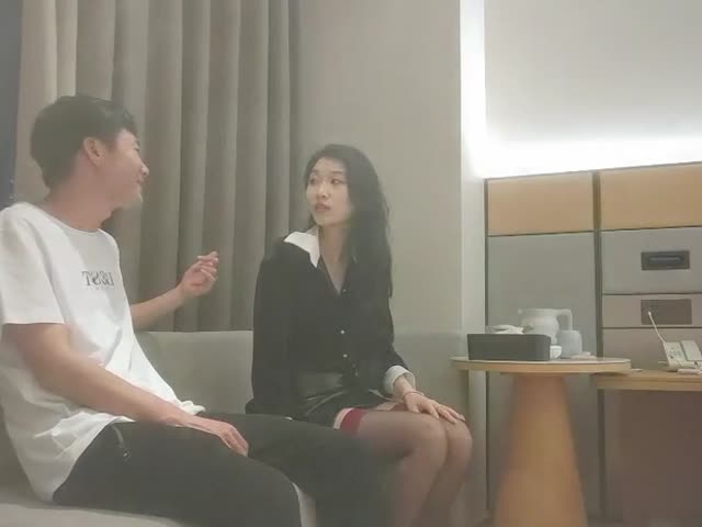 168CM皮短裙,极品丝袜美腿,吸吮大屌对准骚穴插入�