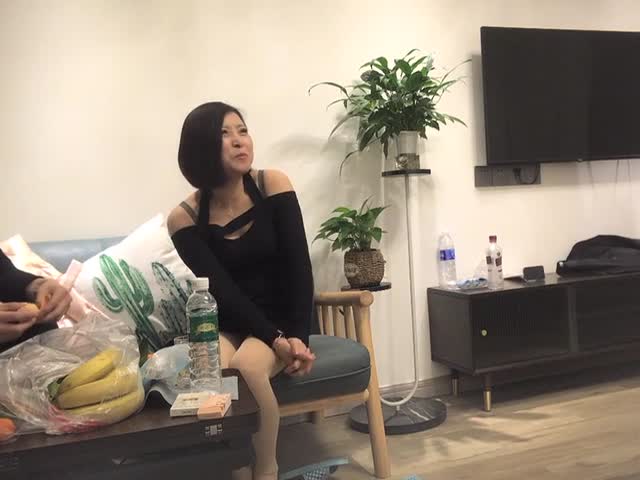 上个刚走短发骚熟继续,撩起衣服吸奶头,很敏感一直叫�