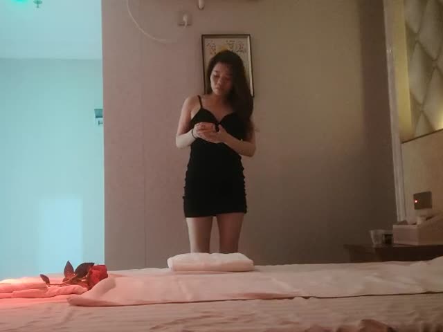 攻略女技师,性感包臀裙美腿,骑在身上按摩�