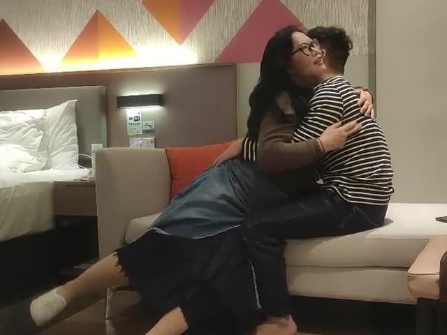 红牛干到底约知性美人妻�