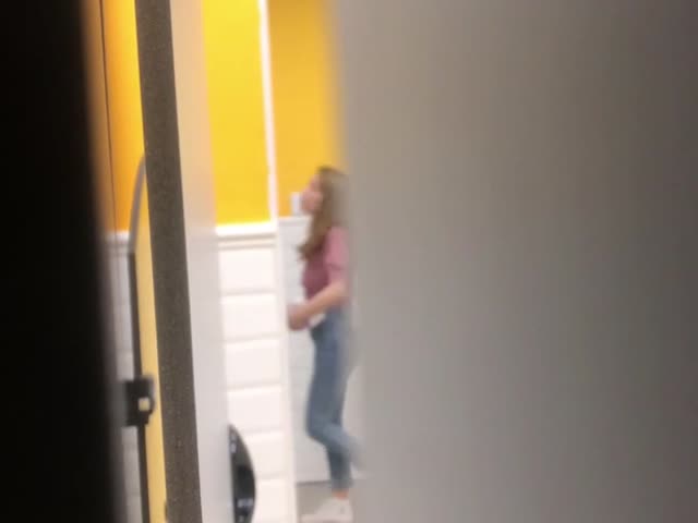 黄板厕所偷拍
