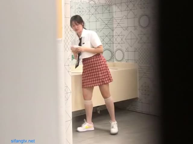 黄板厕所偷拍
