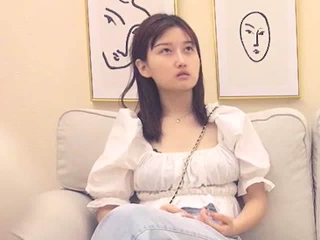 一脸呆萌乖巧兼职学生妹,小哥掀起衣服看奶子,镜头前摸穴清晰可见�